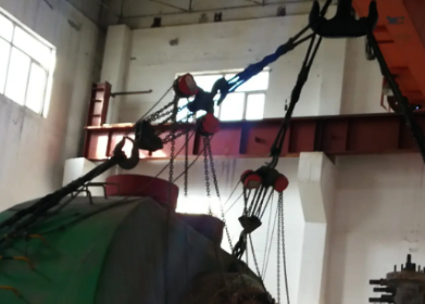 工厂设备组装使用手拉葫芦吊装作业