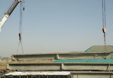 刘坨沟大桥施工使用钢丝绳索具吊装箱梁