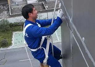高空作业佩戴安全带（高空安装外墙防水工程施工）