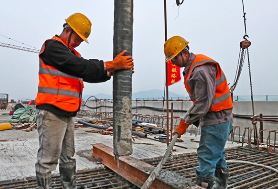 滁河大桥扩建使用手拉葫芦施工作业
